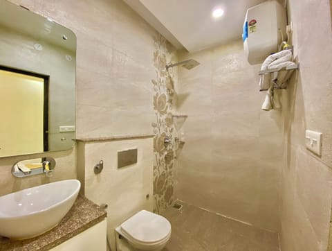 Deluxe Room (Queen Bed ) | Bathroom | Shower, free toiletries, towels