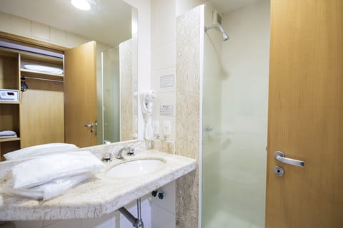 Standard Room | Bathroom | Shower, rainfall showerhead, free toiletries, towels