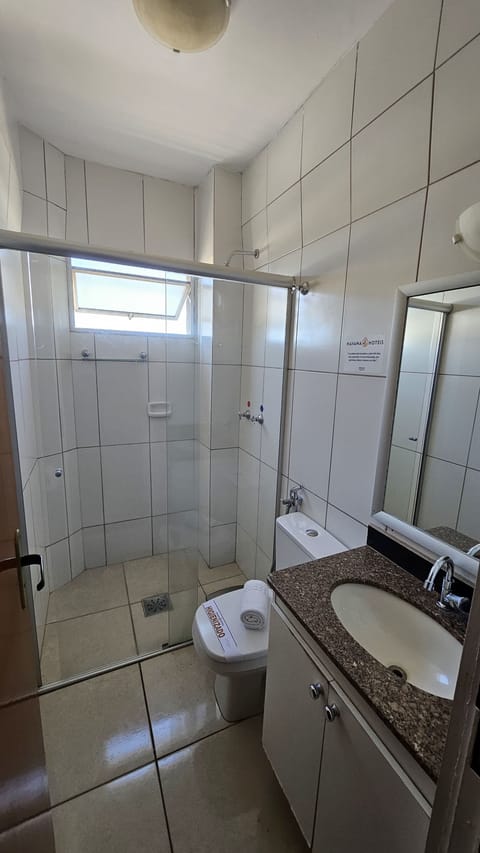 Standard Triple Room, Multiple Beds (01 cama casal + 01 solteiro) | Bathroom | Shower, free toiletries, towels