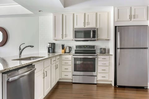 Full-size fridge, microwave, oven, stovetop