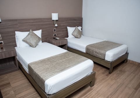 Standard Room, 2 Twin Beds, Ensuite | Individually furnished, desk, free WiFi, bed sheets