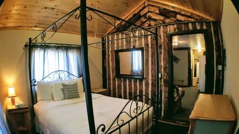 Traditional Cabin, 1 Queen Bed, Fireplace, Mountain View | Egyptian cotton sheets, premium bedding, pillowtop beds, blackout drapes