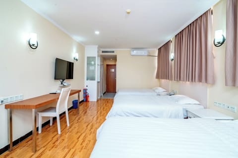 Triple Room | Desk, free WiFi, bed sheets