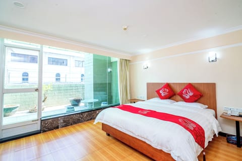 Double Room | Desk, free WiFi, bed sheets