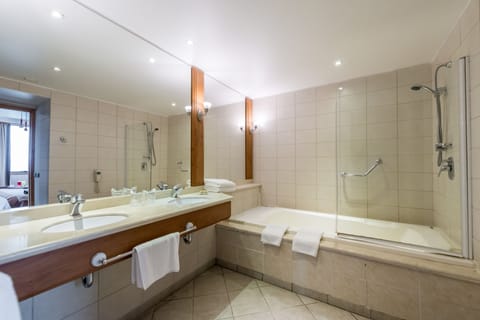 Combined shower/tub, free toiletries, hair dryer, towels