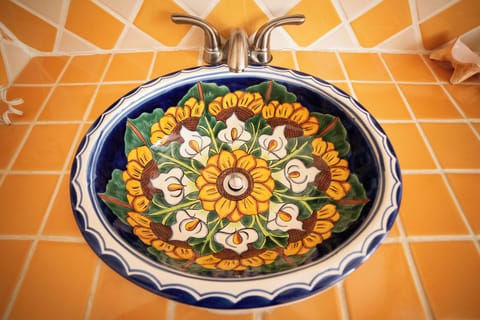 Shower, rainfall showerhead, free toiletries, hair dryer