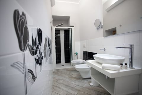 Deluxe Room | Bathroom | Shower, free toiletries, hair dryer, slippers