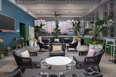 2 bars/lounges, rooftop bar