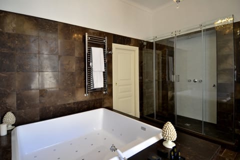 Junior Suite | Jetted tub