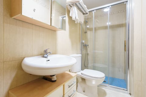 Junior Suite | Bathroom | Shower, free toiletries, hair dryer, bidet