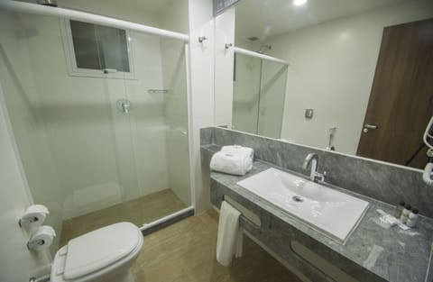 Superior Triple Room | Bathroom | Shower, free toiletries, hair dryer, towels
