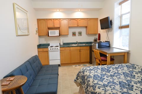 Studio Apartment, 1 Queen Bed & Click Clack | Free WiFi, bed sheets