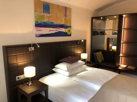 Economy Room, 1 Double Bed | Premium bedding, pillowtop beds, minibar, in-room safe