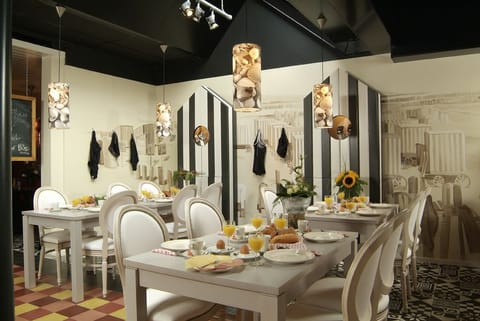 Breakfast and dinner served