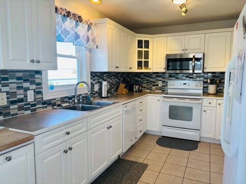 House, 5 Bedrooms | Private kitchen | Full-size fridge, microwave, oven, stovetop