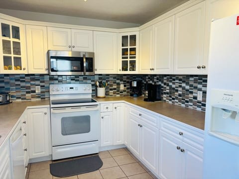 House, 5 Bedrooms | Private kitchen | Full-size fridge, microwave, oven, stovetop