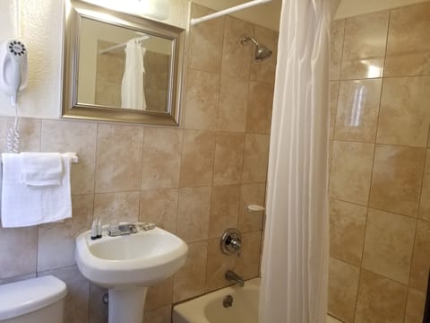 Combined shower/tub, free toiletries, towels