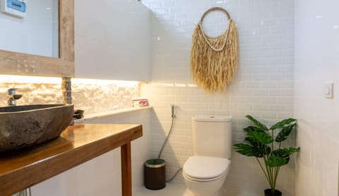 Lagoon Pavilion Room with Spa Bath | Bathroom | Free toiletries, hair dryer, towels, soap