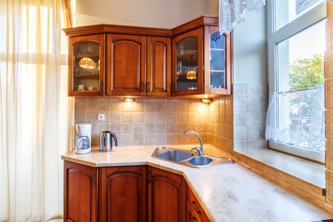 Beach Apartment (Plażowy) Happy Hours (address: ul. Parkowa 41/8) | Private kitchen | Full-size fridge, microwave, stovetop, coffee/tea maker