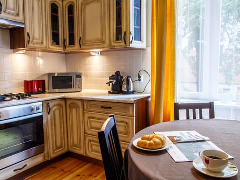 Villa Rosa Apartment Happy Hours (address: ul. Ksiecia Jozefa Poniatowskiego 4/1) | Private kitchen | Full-size fridge, microwave, stovetop, coffee/tea maker