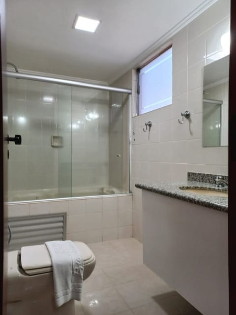 Deluxe Suite, Jetted Tub | Bathroom | Shower, free toiletries, hair dryer, towels