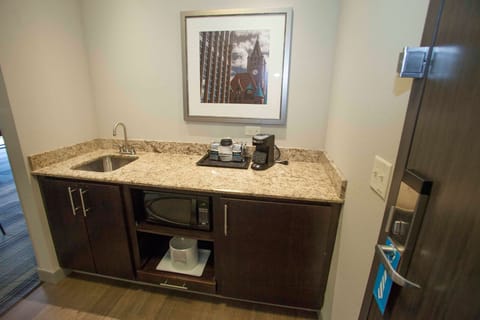 Studio, 1 King Bed, Non Smoking, Refrigerator & Microwave (Wet Bar) | Bathroom | Combined shower/tub, free toiletries, hair dryer, towels