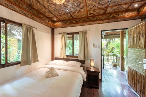 Queen Bungalows | In-room safe, free WiFi, bed sheets