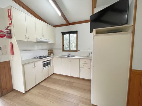 Twin Deluxe Cabin (2 Double + 1 Single Overhead Bunk Bed) | Private kitchen | Fridge, microwave, stovetop, electric kettle