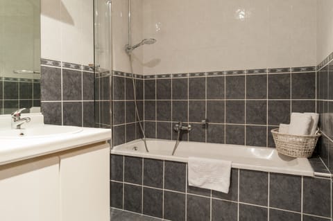 Premium Double Room, Bathtub | Bathroom | Free toiletries, towels