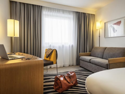 Premium bedding, down comforters, in-room safe, blackout drapes