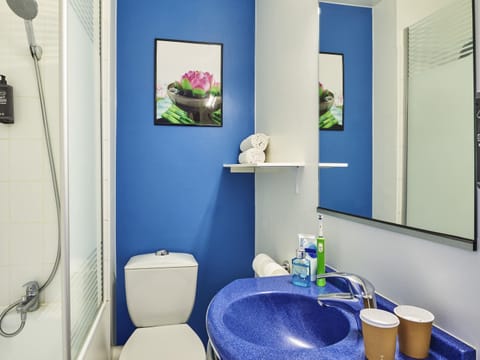 Premium bedding, desk, soundproofing, free WiFi