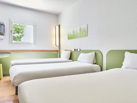 Premium bedding, desk, soundproofing, free WiFi