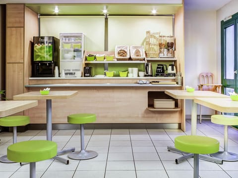 Daily continental breakfast (EUR 7.20 per person)