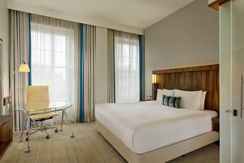 Executive Room, 1 King Bed, Non Smoking | Hypo-allergenic bedding, in-room safe, desk, laptop workspace