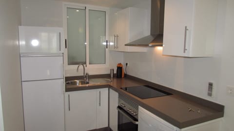 Superior Apartment, 2 Bedrooms | Private kitchenette | Fridge, microwave, oven, stovetop