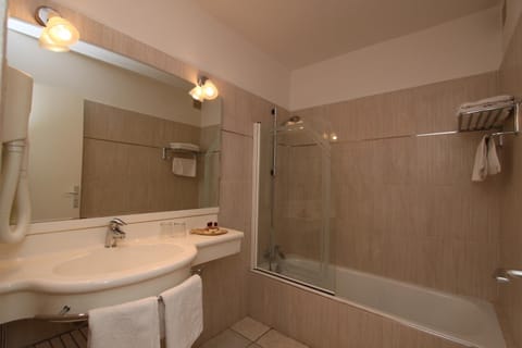 Combined shower/tub, free toiletries, hair dryer, towels