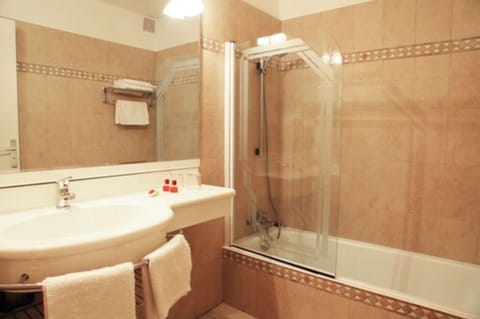 Combined shower/tub, free toiletries, hair dryer, towels