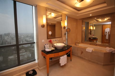 Executive Suite, 1 King Bed, City View, Poolside | Bathroom | Combined shower/tub, deep soaking tub, free toiletries, hair dryer