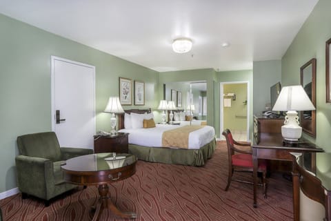 Deluxe Room, 1 King Bed | In-room safe, desk, blackout drapes, iron/ironing board