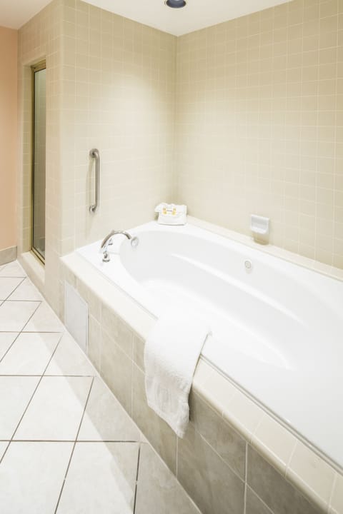 King Spa Room | Bathroom | Combined shower/tub, rainfall showerhead, hair dryer, towels