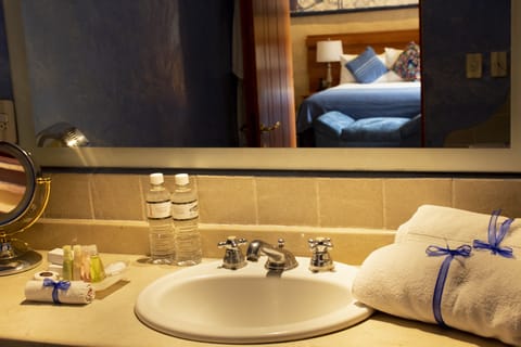 Blue Room Junior suite | Bathroom | Shower, rainfall showerhead, hair dryer, towels