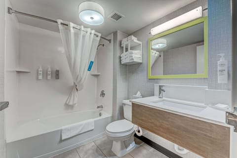 Room, Non Smoking | Bathroom | Combined shower/tub, free toiletries, hair dryer, towels