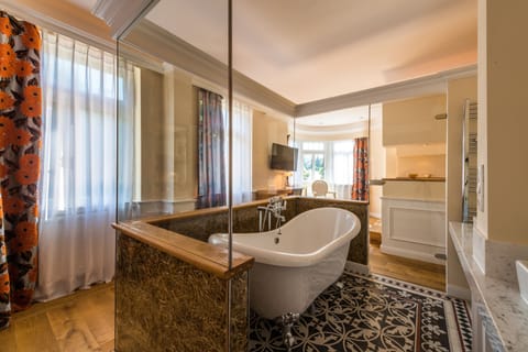 Superior Suite | Deep soaking bathtub