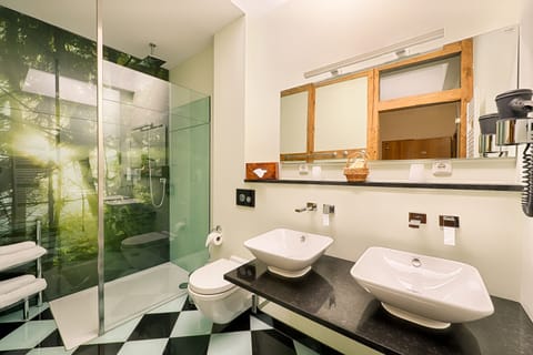 Junior Suite | Bathroom | Shower, free toiletries, towels