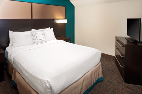 Pillowtop beds, in-room safe, desk, laptop workspace