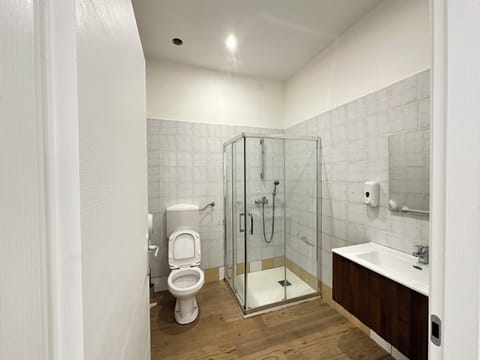 Standard Double Room | Bathroom | Shower, free toiletries, hair dryer, bidet