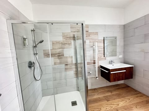 Classic Triple Room | Bathroom | Shower, free toiletries, hair dryer, bidet