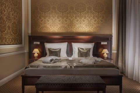 Deluxe Double Room (Wellness access) | Premium bedding, minibar, in-room safe, desk