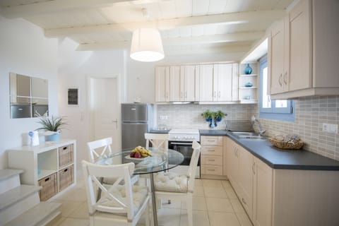 Villa (Schinoussa) | Private kitchen | Fridge, oven, stovetop, coffee/tea maker