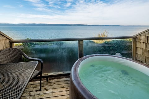 Indoor spa tub